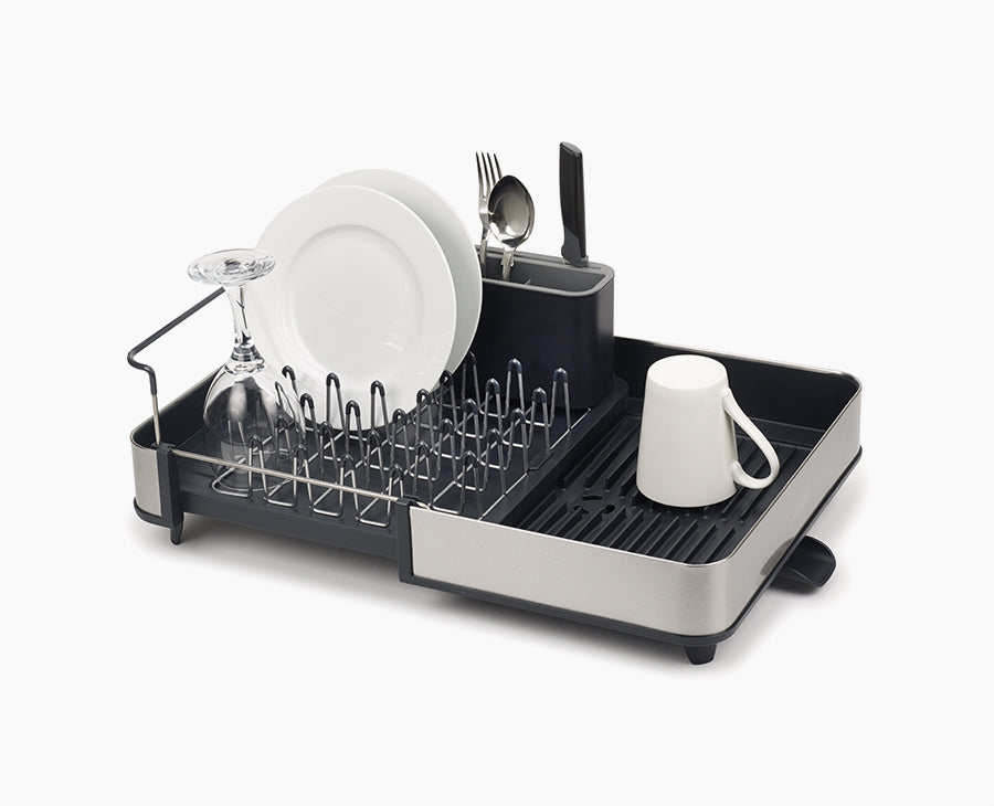 Escurridor extensible gris Joseph Joseph Extend Steel 85153 con vajilla y cubiertos ilustrativos.