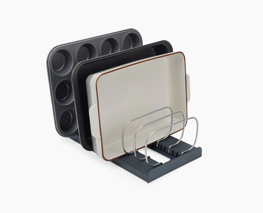 Organizzatore grigio Joseph Joseph DrawerStore 851689 con divisori e teglie illustrative.