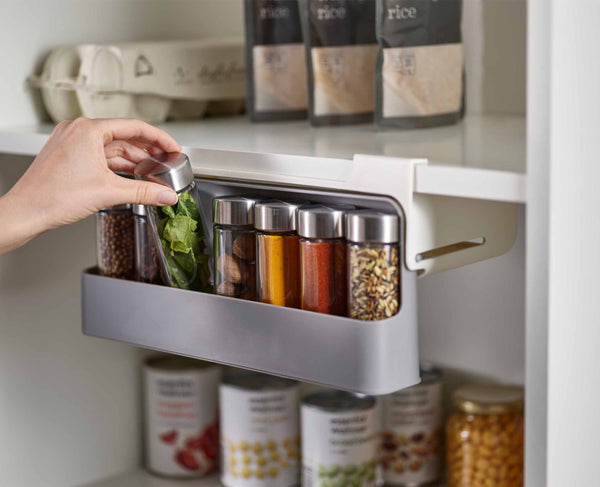 Joseph Joseph CupboardStore 85147 grigio, portaspezie sottoripiano aperto con barattoli dimostrativi.