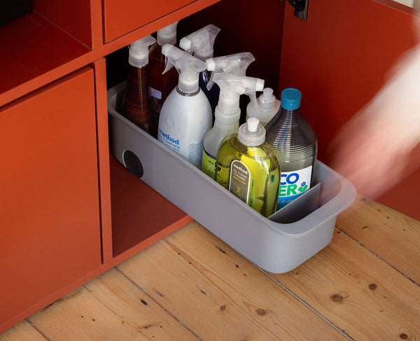 Joseph Joseph CupboardStore 85197 grigio, contenitore con ruote mostrato con prodotti per la pulizia.
